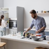 medium-shot-couple-cooking-kitchen